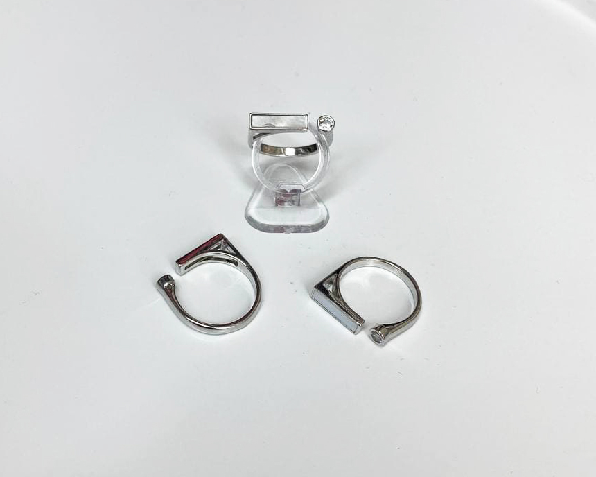 Кольцо безразмерное, цвет серебро, вставка фианит и натуральный перламутр
