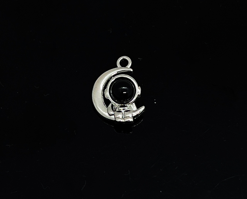 Подвеска Космонавт на луне с черной эмалью цвет серебро размер 20*12мм