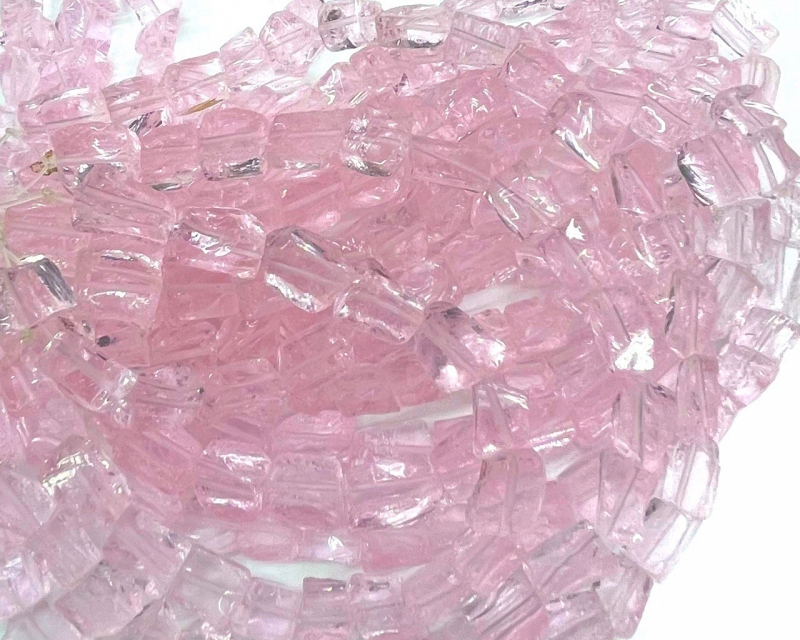 Аква-кварц необработанный цвет розовый средний размер бусин 14*21мм