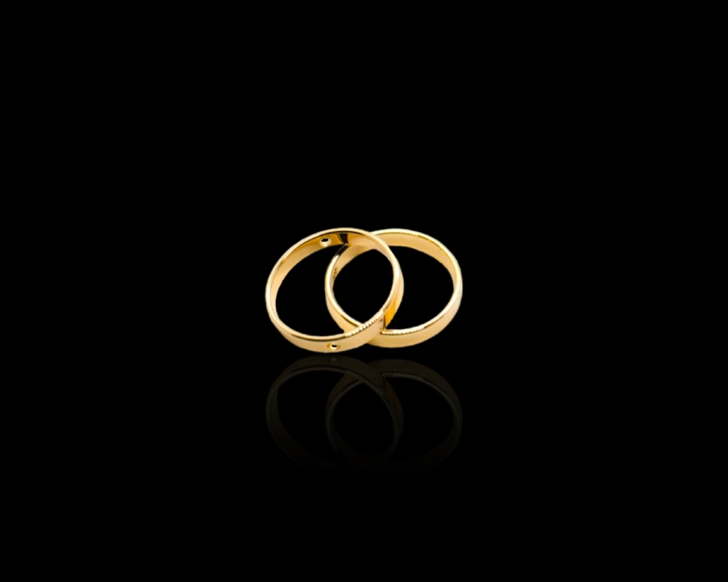 Кольцо гладкое с двумя маленькими отверстиями; цвет золото, 14мм
